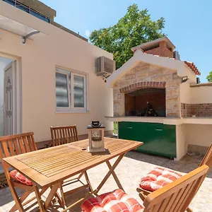 Small Private House With A Terrace In , Trogir Chorwacja